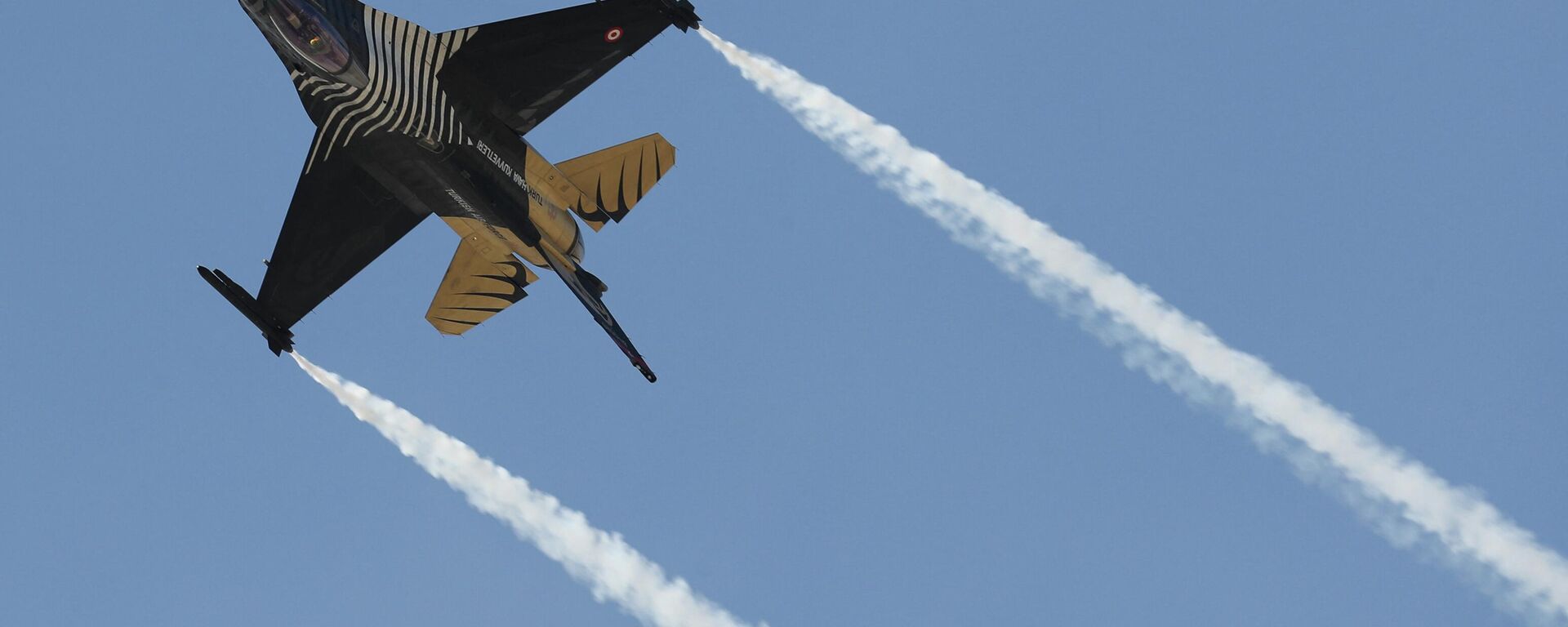 An acrobatic plane pilot performs with General Dynamics F-16 Solo Turk aerial aerobatic aircraft during the 5th Sivrihisar Airshow in Sivrihisar district of Eskisehir, in Turkey, on September 13, 2020 - Sputnik International, 1920, 04.09.2022