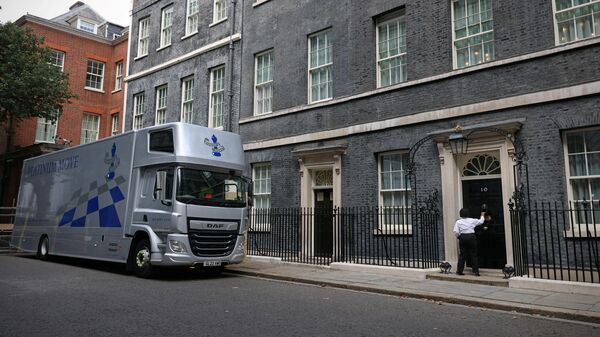 A removal van is pictured in Downing Street, the official residence of Britain's Prime Minister, in central London on September 2, 2022 - Sputnik International