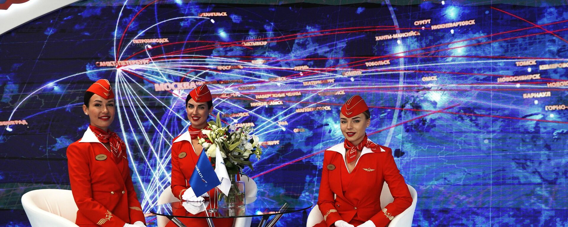 Girls dressed as stewardesses at the Aeroflot stand at the Eastern Economic Forum in Vladivostok. - Sputnik International, 1920, 05.09.2022
