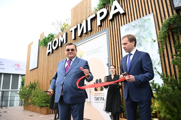 Minister of Justice Konstantin Chuichenko (left) and Russian Minister of Natural Resources Alexander Kozlov at the opening ceremony of the 'Home for the Tiger' pavilion at the 2nd International Tiger Conservation Forum. - Sputnik International
