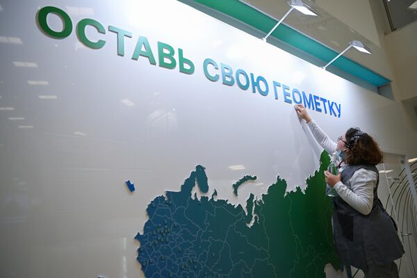 A stand with a map of Russia at the Eastern Economic Forum exhibition in Vladivostok. - Sputnik International