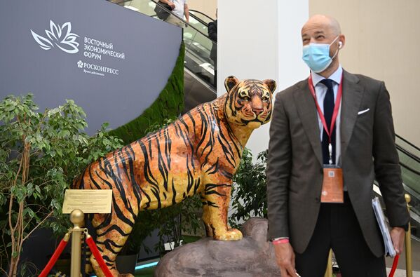 The Amur Tiger sculpture created by specialists from the Kaliningrad Amber Factory using the amber mosaic technique, at the Rostec State Corporation exhibition at the Eastern Economic Forum in Vladivostok. - Sputnik International