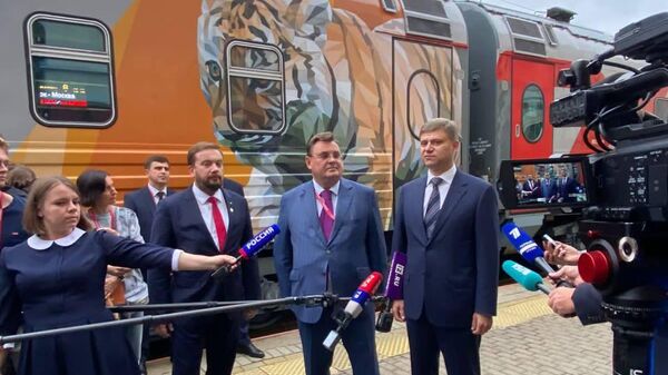 Director of the Roscongress Foundation Alexander Stuglev, Minister of Justice Konstantin Chuichenko and General Director of Russian Railways Oleg Belozerov launched the first striped train on Monday, featuring paintings of tigers. - Sputnik International