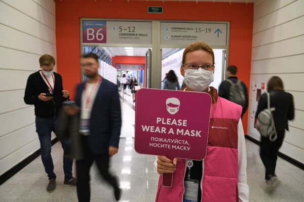 A young woman holding a recommendation sign at the Eastern Economic Forum in Vladivostok. - Sputnik International