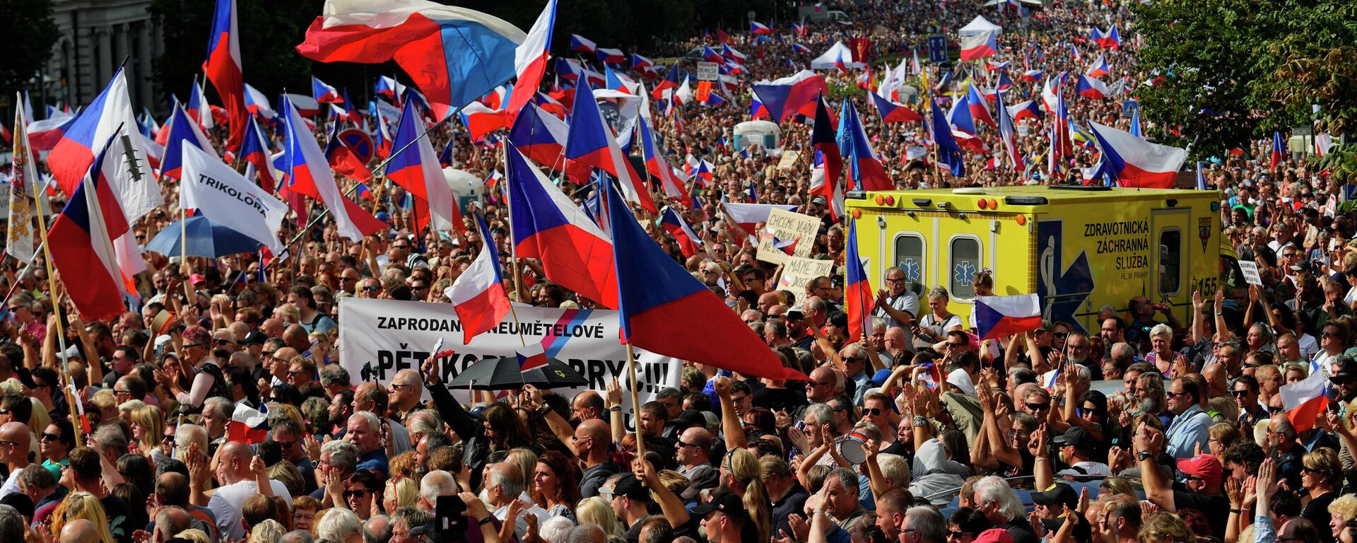 Thousands of demonstrators gather to protest against the government at the Vencesla's Square in Prague, Czech Republic, Saturday, Sept. 3, 2022. - Sputnik International, 1920, 05.09.2022