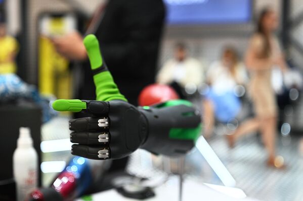 A cyber prosthetic hand at the exhibition of the Eastern Economic Forum in Vladivostok. - Sputnik International