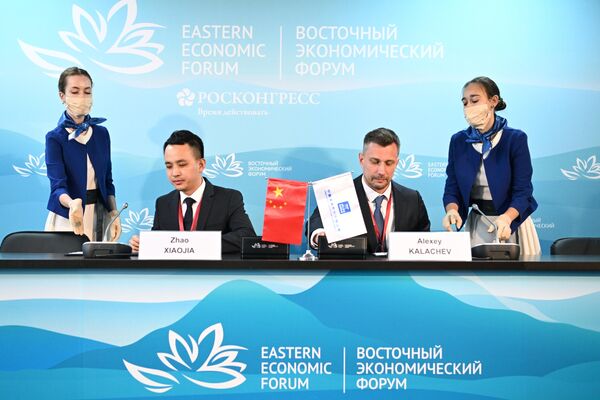 The signing of the agreement between the International Center for Joint Initiatives and the Russian division of China State Construction Engineering Corporation 'ChinaStroy' at the Eastern Economic Forum - Sputnik International