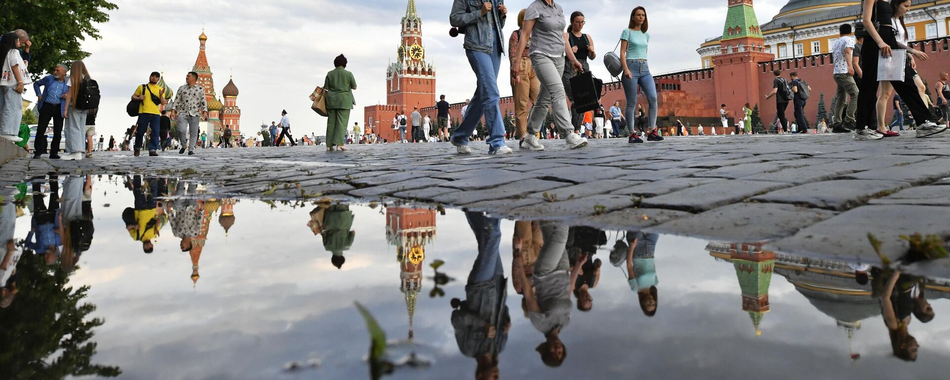 People walk on Red Square in Moscow - Sputnik International, 1920, 26.06.2023