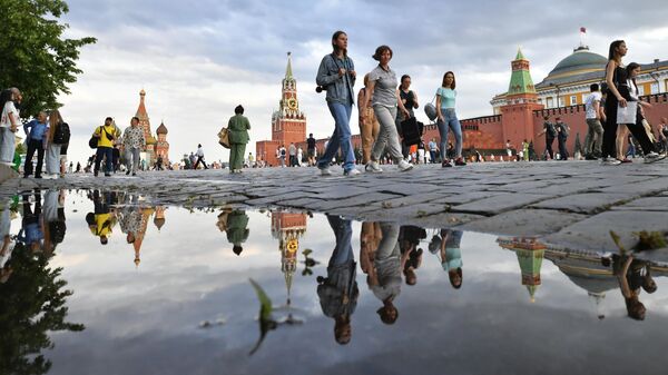 People walk on Red Square in Moscow - Sputnik International