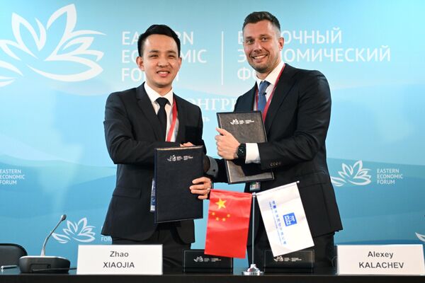 Alexey Kalachev, general director of the International Center for Joint Initiatives (right) and Zhao Xiaojiao, general director of KitayStroy LLC, at the signing ceremony of a cooperation agreement between the parties during the Eastern Economic Forum (EEF) in Vladivostok. - Sputnik International