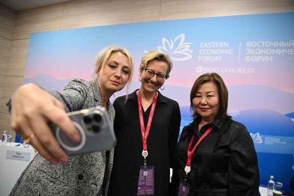 Program Director of the &quot;GES-2&quot; House of Culture Alice Prudnikova (center), Rector of the Arctic State Institute of Culture and Arts Sargylana Ignatieva (right) before the session &quot;Socio-Cultural Development of Regions&quot; at the Eastern Economic Forum in Vladivostok. - Sputnik International