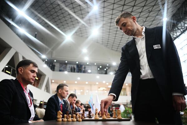 Vice-world chess champion Sergei Karjakin holds a simultaneous game session with participants of the Eastern Economic Forum in Vladivostok. - Sputnik International