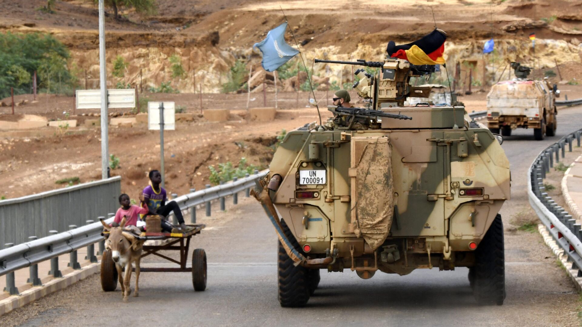 German soldiers from the parachutists detachment of the MINUSMA (United Nations Multidimensional Integrated Stabilization Mission in Mali) cross the Niger river bridge during a patrol searching for IED (improvised explosive device) on the route from Gao to Gossi, Mali on August 2, 2018 - Sputnik International, 1920, 06.09.2022