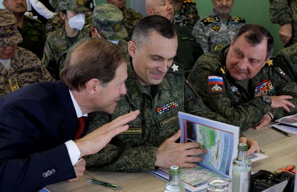 Deputy Prime Minister and Minister of Industry and Trade Denis Manturov at the 'Vostok 2022' military maneuvers - Sputnik International