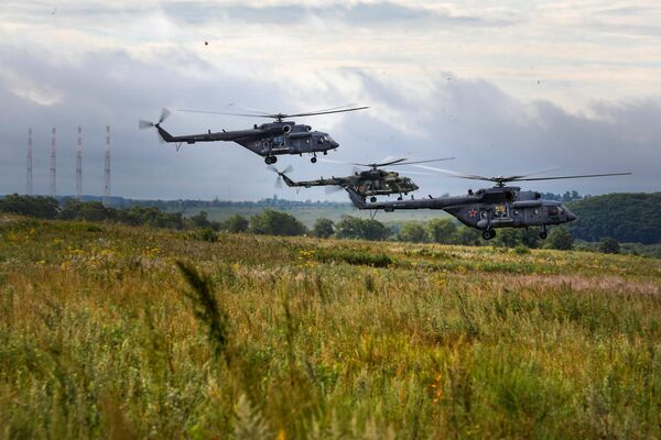 Multi-purpose Mi-8 helicopters at the strategic command and staff at the 'Vostok 2022' military maneuvers at the Sergeevsky training ground - Sputnik International