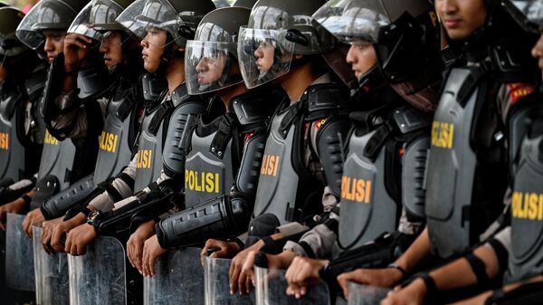 Police stand guard while university students protest against the price of gasoline at the governor's office in Banda Aceh on September 6, 2022. - Sputnik International