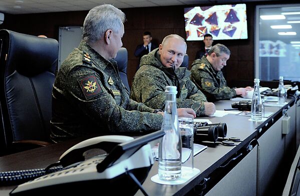 Russian President Vladimir Putin observing the final part of the 'Vostok 2022' military maneuvers at the Sergeevsky training ground - Sputnik International