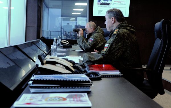 Russian President Vladimir Putin observing the final part of the 'Vostok 2022' military maneuvers at the Sergeevsky training ground. - Sputnik International