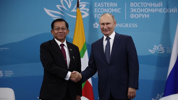Min Aung Hlaing and Russian President Vladimir Putin at the Eastern Economic Forum (EEF). - Sputnik International