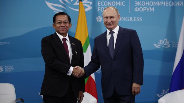 Myanmar Prime Minister Min Aung Hlaing and Russian President Vladimir Putin at the Eastern Economic Forum (EEF). - Sputnik International