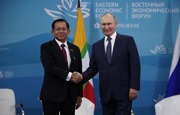 Russian President Vladimir Putin, left, and Min Aung Hline, chairman of the State Administrative Council, Prime Minister of the Interim Government and Commander-in-Chief of the Armed Forces of the Republic of the Union of Myanmar, meet on the sidelines of the 7th Eastern Economic Forum in Vladivostok - Sputnik International