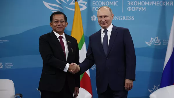 Russian President Vladimir Putin, left, and Min Aung Hline, chairman of the State Administrative Council, Prime Minister of the Interim Government and Commander-in-Chief of the Armed Forces of the Republic of the Union of Myanmar, meet on the sidelines of the 7th Eastern Economic Forum in Vladivostok - Sputnik International