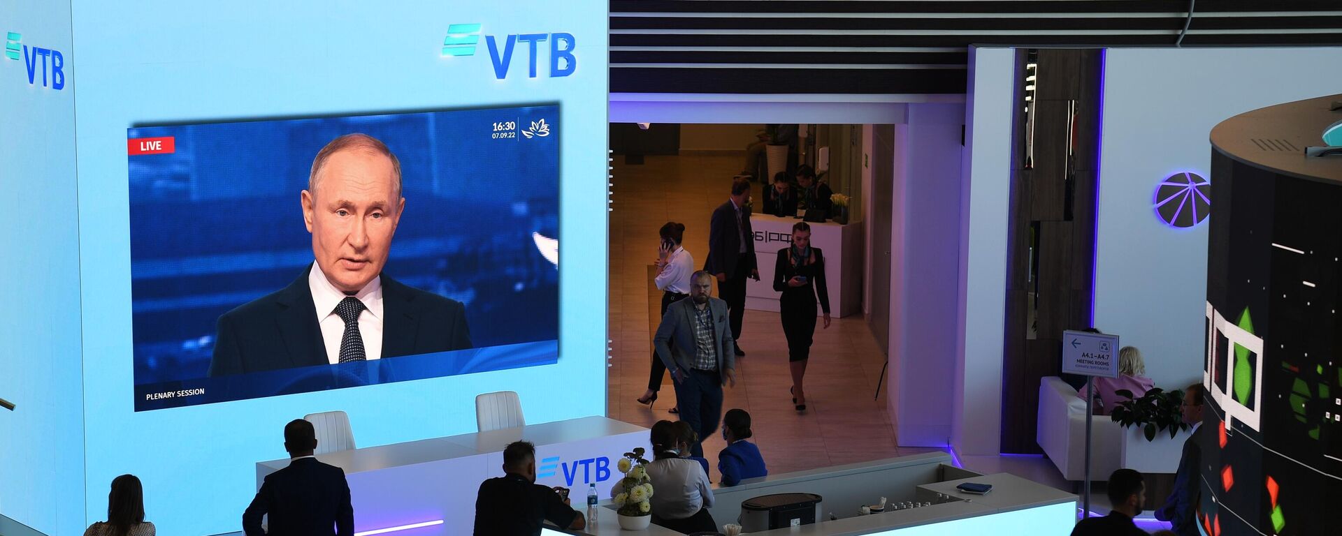 Russian President Vladimir Putin is seen on a screen as he attends the plenary session of the 2022 Eastern Economic Forum (EEF), in Vladivostok, Russia - Sputnik International, 1920, 07.09.2022
