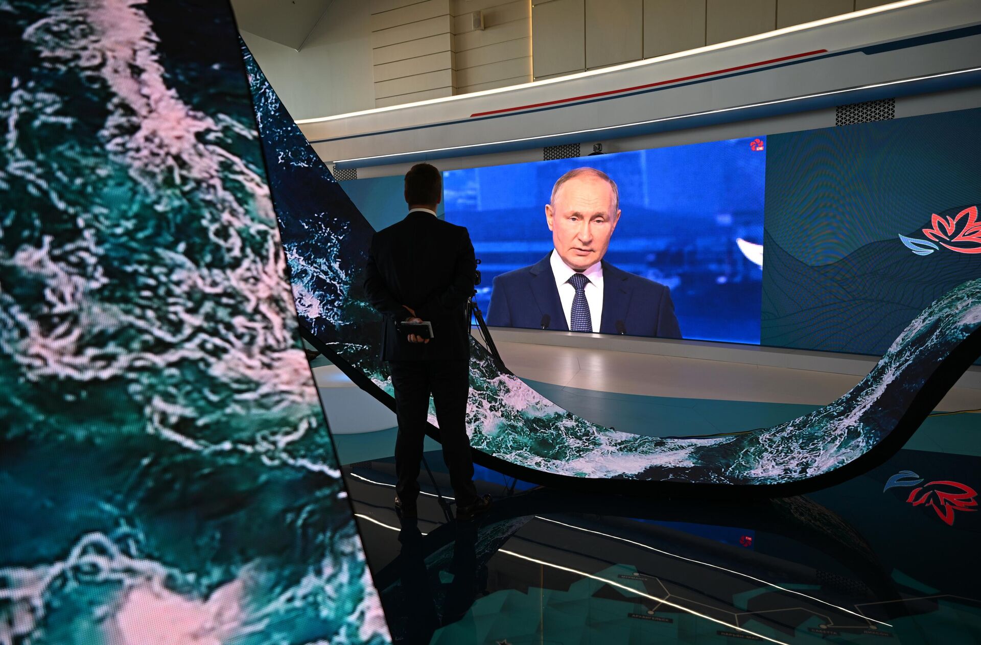 Russian President Vladimir Putin is seen on a screen as he attends the plenary session of the 2022 Eastern Economic Forum (EEF), in Vladivostok, Russia - Sputnik International, 1920, 13.09.2022