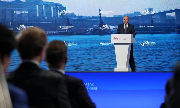 Russian President Vladimir Putin speaks at the plenary session of the 7th Eastern Economic Forum in Vladivostok - Sputnik International