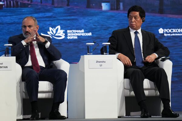Prime Minister Nikol Pashinyan (left) and Chairman of the Standing Committee of the National People's Congress Li Zhanshu at a plenary session of the Eastern Economic Forum in Vladivostok - Sputnik International