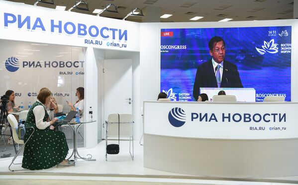The Prime Minister of the Interim Government of the Republic of the Union of Myanmar Min Aung Hlaing speaks at the plenary session of the Eastern Economic Forum in Vladivostok - Sputnik International
