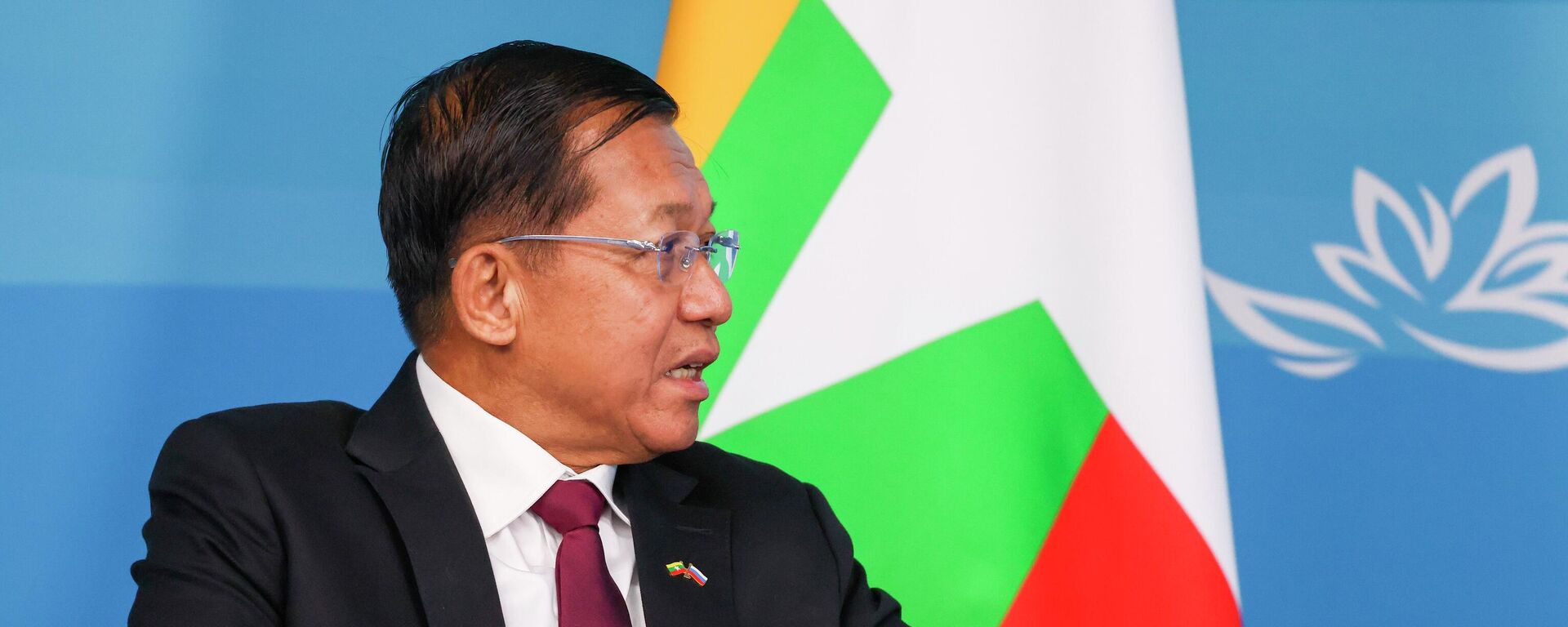 Myanmar State Administration Council Chairman Senior General Min Aung Hlaing speaks to Russian President Vladimir Putin during their meeting on the sideline of the Eastern Economic Forum in Vladivostok, Russia, Wednesday, Sept. 7, 2022 - Sputnik International, 1920, 07.09.2022