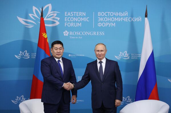 Russian President Vladimir Putin and Mongolian Prime Minister Luvsannamsrayn Oyun-Erdene (left) meet on the sidelines of the 7th Eastern Economic Forum in Vladivostok. - Sputnik International