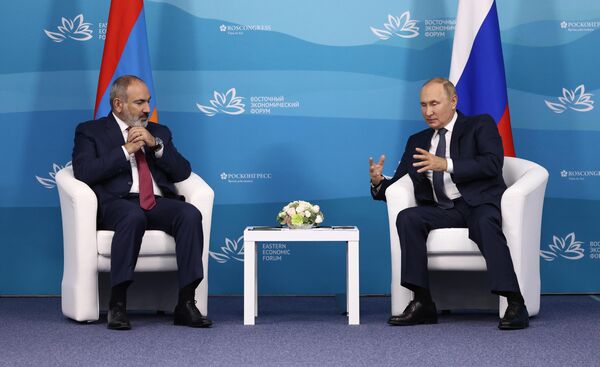 Russian President Vladimir Putin and Armenian Prime Minister Nikol Pashinyan (left) meet on the sidelines of the 7th Eastern Economic Forum in Vladivostok. - Sputnik International