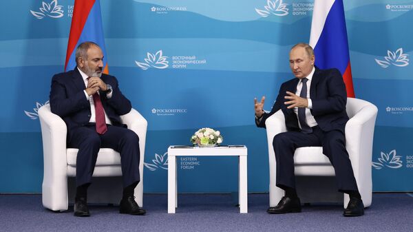 Russian President Vladimir Putin and Armenian Prime Minister Nikol Pashinyan (left) meet on the sidelines of the 7th Eastern Economic Forum in Vladivostok. - Sputnik International