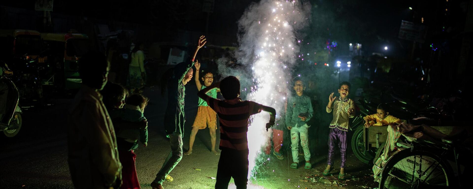 Children play with firecrackers during Diwali celebrations in New Delhi, India, Thursday, Nov. 4, 2021. - Sputnik International, 1920, 07.09.2022