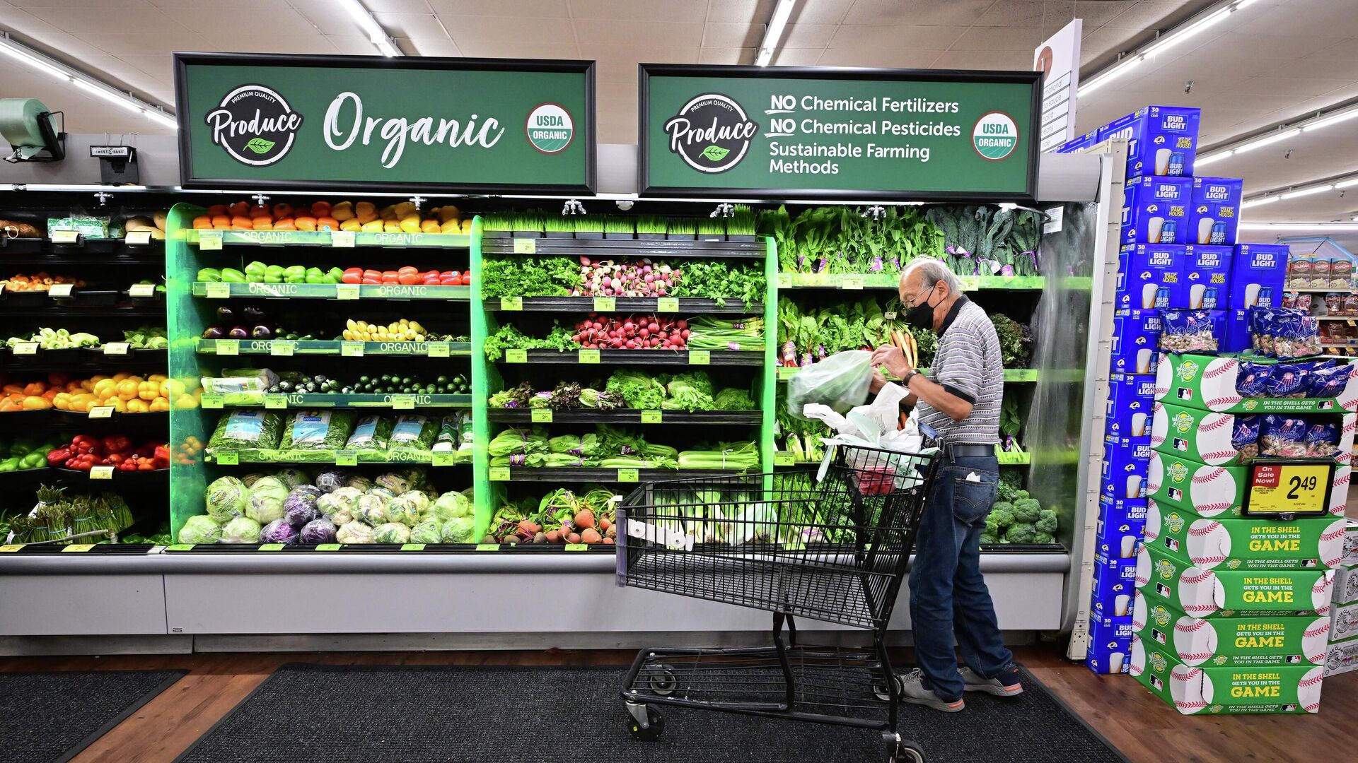 A shopper looks at organic produce at a supermarket in Montebello, California, on August 23, 2022.  - Sputnik International, 1920, 24.09.2022