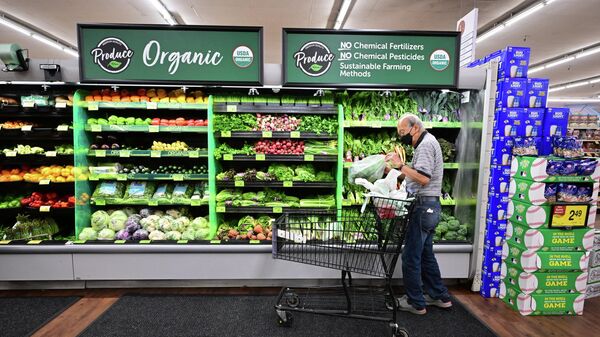 A shopper looks at organic produce at a supermarket in Montebello, California, on August 23, 2022.  - Sputnik International