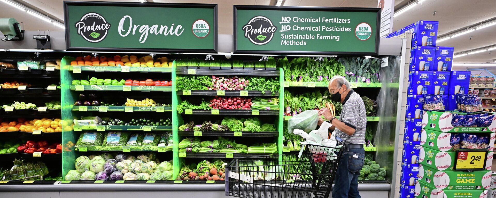 A shopper looks at organic produce at a supermarket in Montebello, California, on August 23, 2022.  - Sputnik International, 1920, 24.09.2022