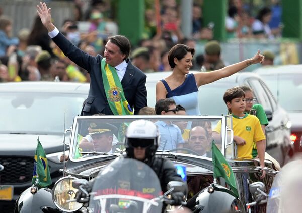 Президент Бразилии Жаир Болсонару и первая леди Мишель Болсонару машут рукой во время военного парада в честь 200-летия независимости Бразилии в Бразилиа - Sputnik International