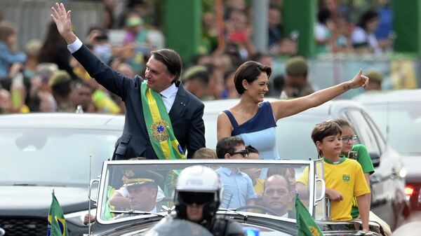 Brazilian President Jair Bolsonaro (L) and First Lady Michelle Bolsonaro wave during a military parade to mark Brazil's 200th anniversary of independence in Brasilia, on September 7, 2022. - Sputnik International