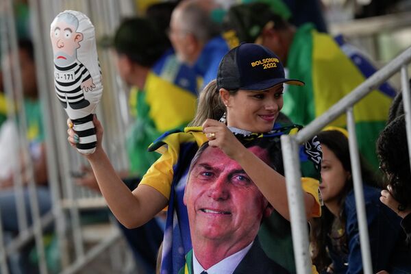 A supporter of President Jair Bolsonaro displays an inflatable showing former President Luiz Inácio Lula da Silva during a military parade commemorating the bicentennial of the country&#x27;s independence, in Brasilia, Brazil, Wednesday, Sept. 7, 2022. Lula and Bolsonaro lead the polls ahead of October&#x27;s presidential election. - Sputnik International