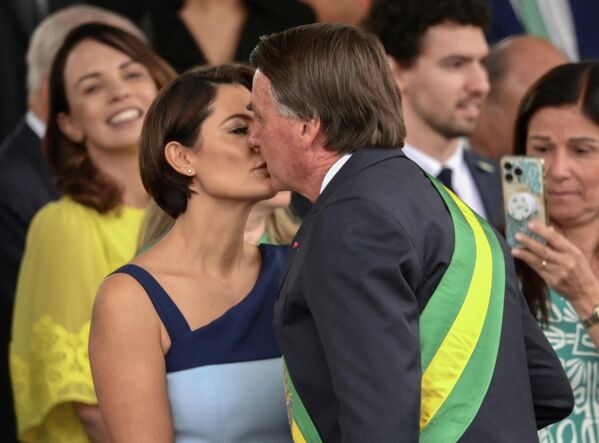 Поцелуй президента Бразилии Жаира Болсонару с первой леди Мишель Болсонару во время военного парада в честь 200-летия независимости Бразилии в Бразилиа - Sputnik International