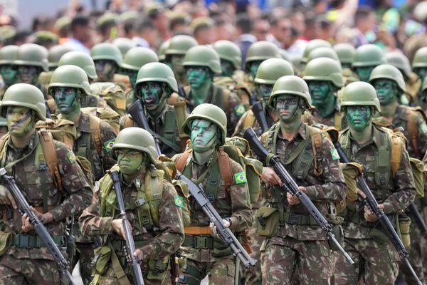 Военнослужащие маршируют во время парада в честь двухсотлетия независимости Бразилии - Sputnik International