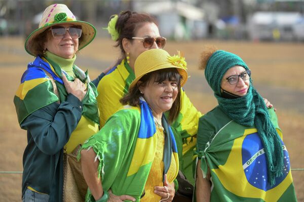 Supporters of Brazilian President Jair Bolsonaro pose for a picture during celebrations of Brazil&#x27;s 200 years of independence, at the Ministry Esplanade in Brasilia on September 7, 2022. - Sputnik International