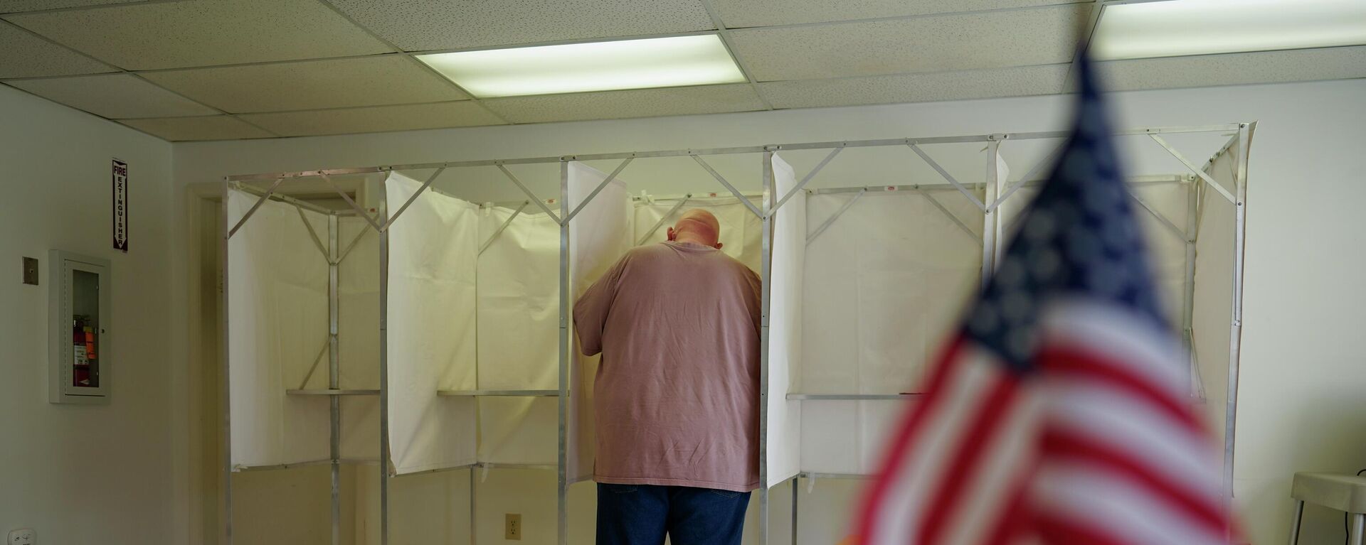 FILE - A voter fills out a ballot during the Pennsylvania primary election at the Michaux Manor Living Center in Fayetteville, Pa., May 17, 2022. As the 2022 midterm elections enter their final two-month sprint, leading Republicans concede that their party's advantage may be slipping even as Democrats confront their president's weak standing, deep voter pessimism and the weight of history this fall. - Sputnik International, 1920, 04.02.2024