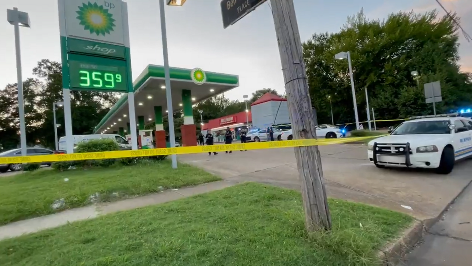 Image captures aftermath of a gunman's shooting spree at a BP gas station in Memphis, Tennessee, on September 7, 2022. The gunman remains at-large. - Sputnik International, 1920, 08.09.2022