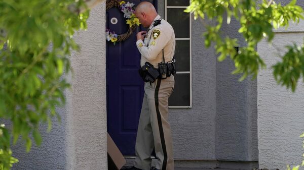 A police officer knocks on the front door of the house of Clark County Public Administrator Robert Telles, Wednesday, Sept. 7, 2022, in Las Vegas. - Sputnik International