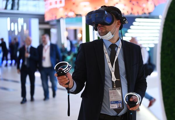 A participant of the Eastern Economic Forum in Vladivostok demonstrates virtual reality glasses - Sputnik International