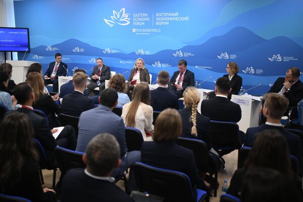 Participants in the session New Time for Diplomacy at the Eastern Economic Forum in Vladivostok - Sputnik International